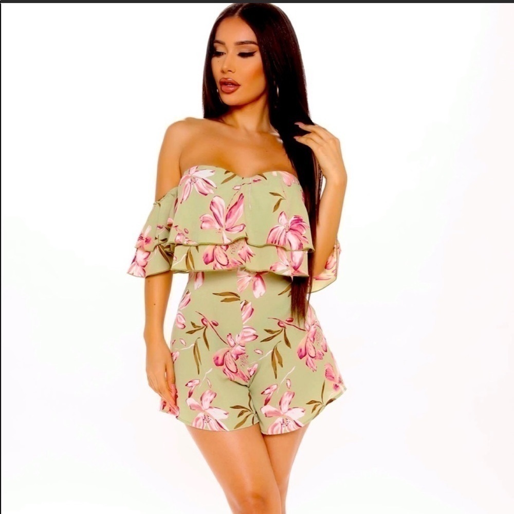 • Floral Romper

• Ruffle Detail
• Hidden Back Zipper
• 100% Polvester